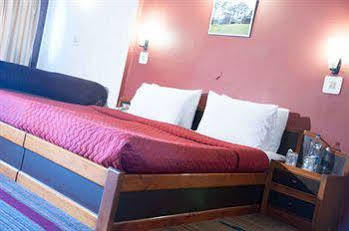 Ahdoos Hotel Srinagar (Jammu and Kashmir)