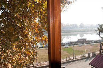 Ahdoos Hotel Srinagar (Jammu and Kashmir)
