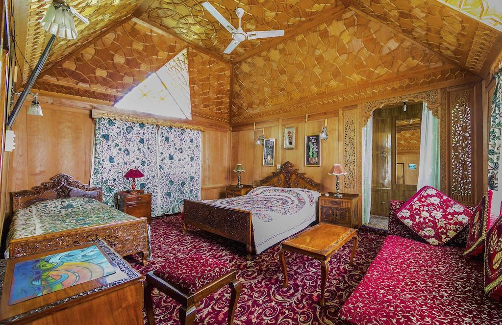 Canada Houseboats Botel 4*
