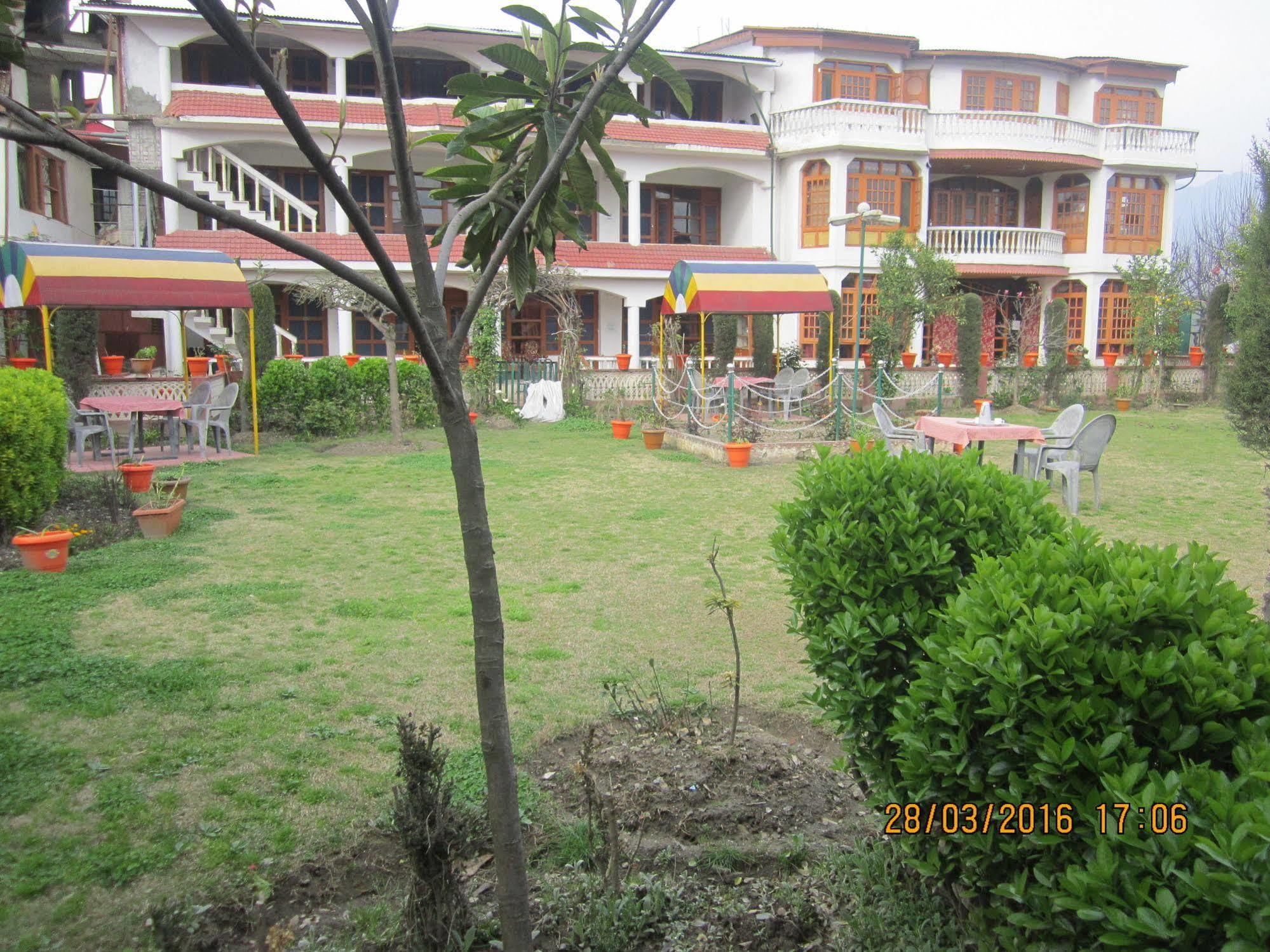 Hotel Akbar At Dal Lake Ghat Number 1
