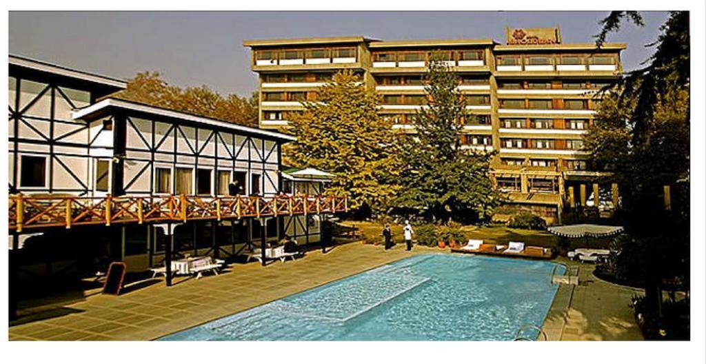 Hotel Broadway Srinagar (Jammu and Kashmir)