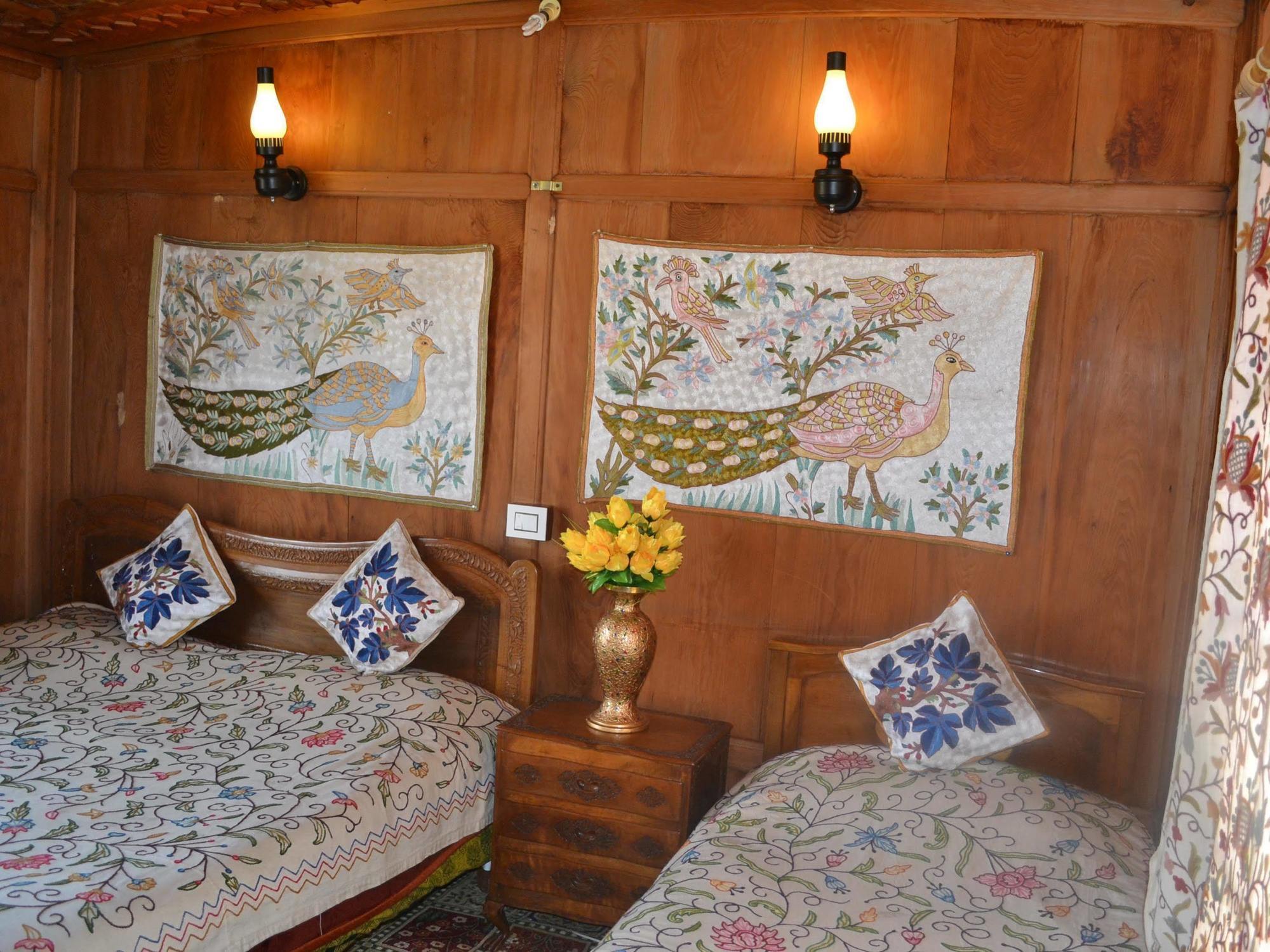 Peacock Houseboats 4*