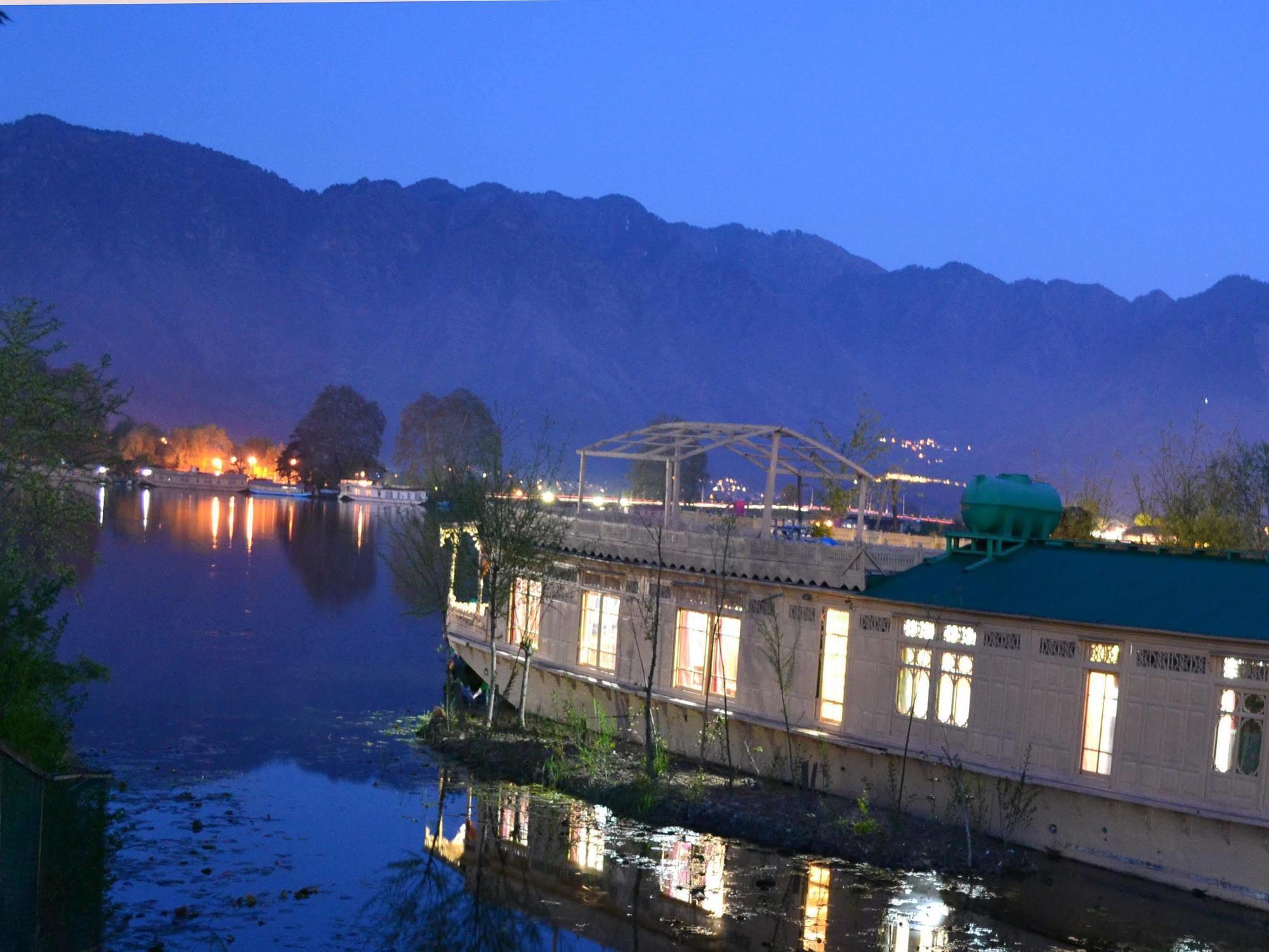 Hotel Peacock Houseboats 4*