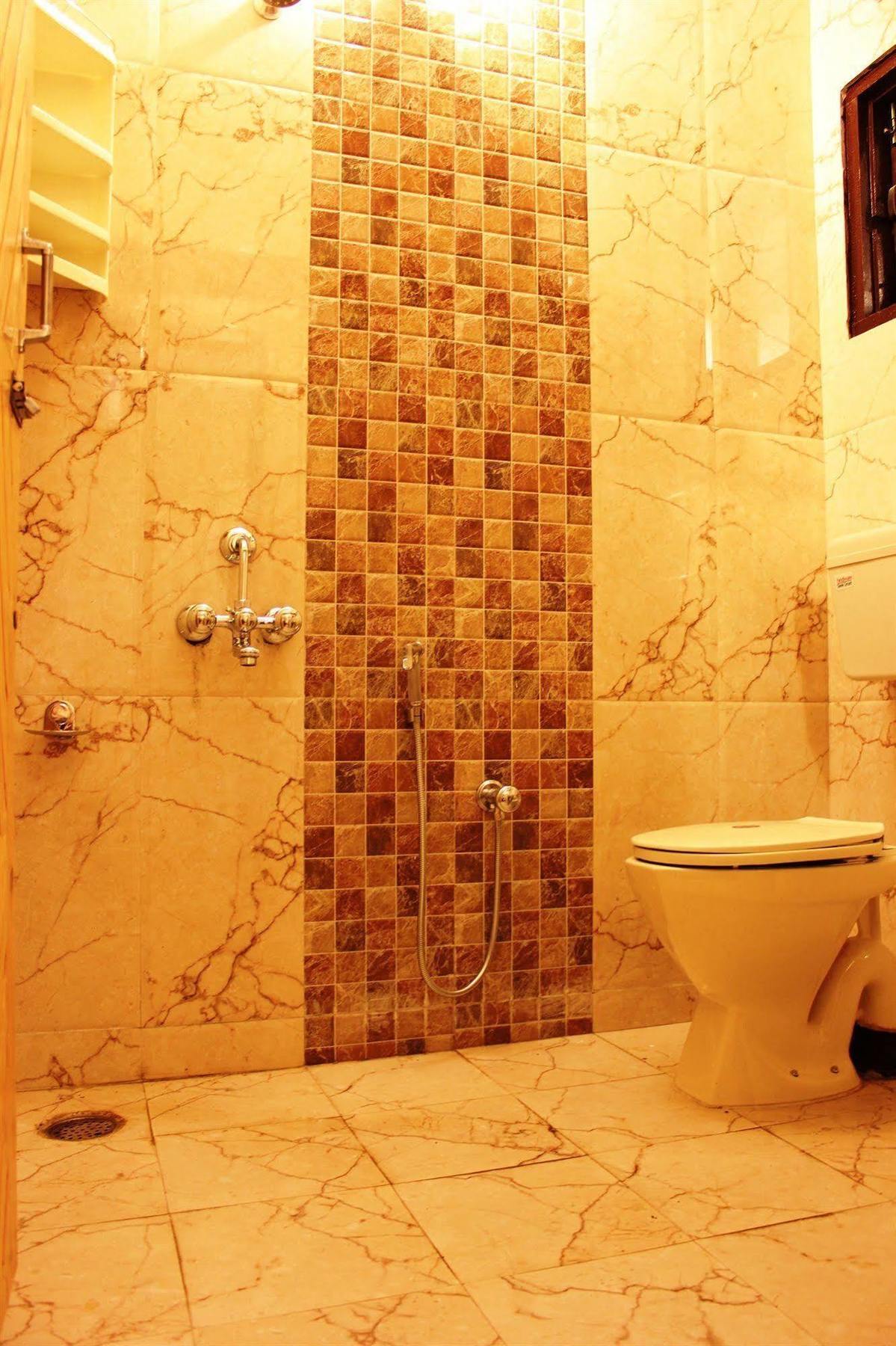 Hotel Walisons Srinagar (Jammu and Kashmir)