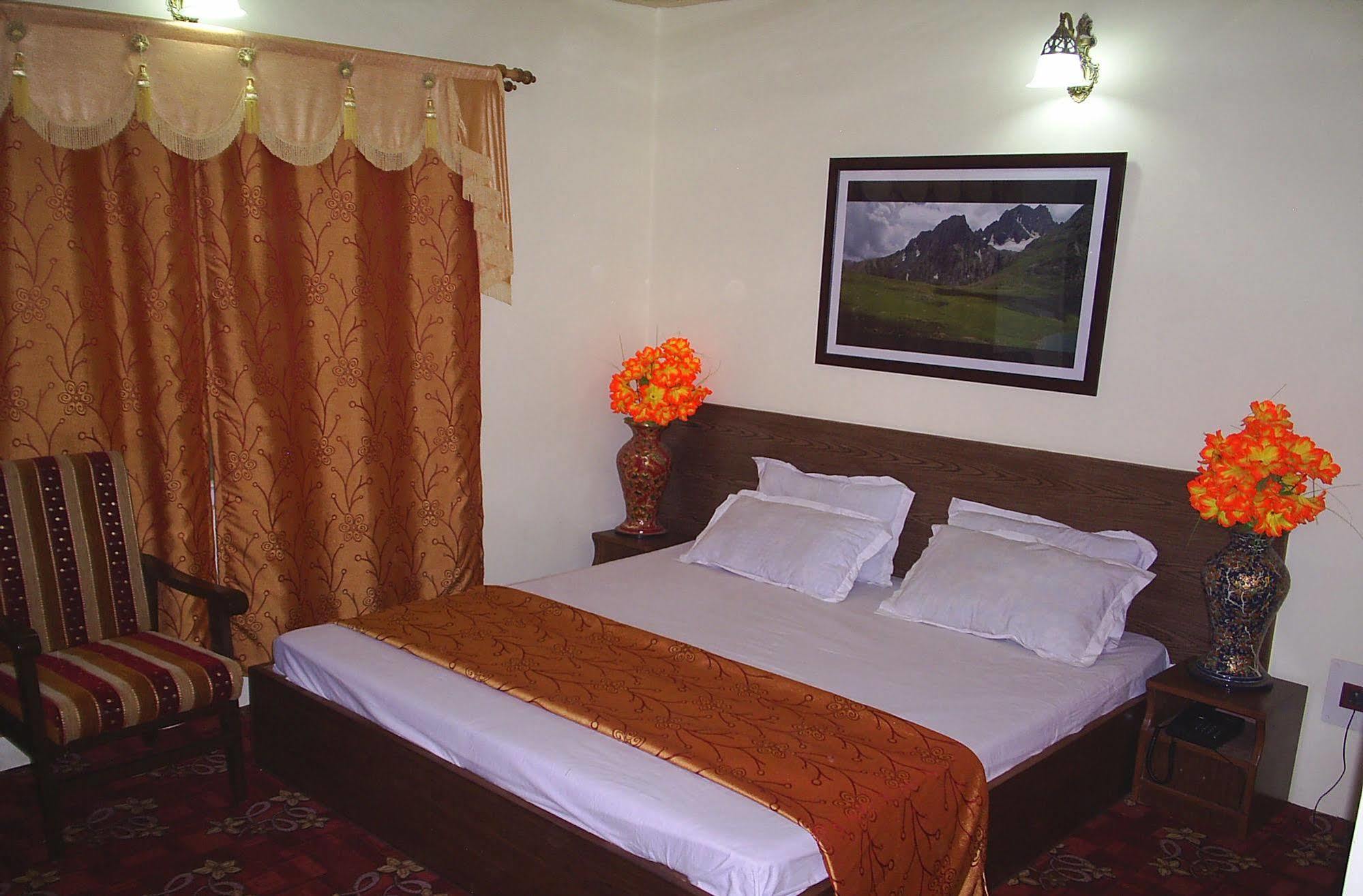 Oyo 4529 Star Of Kashmir Bed & Breakfast