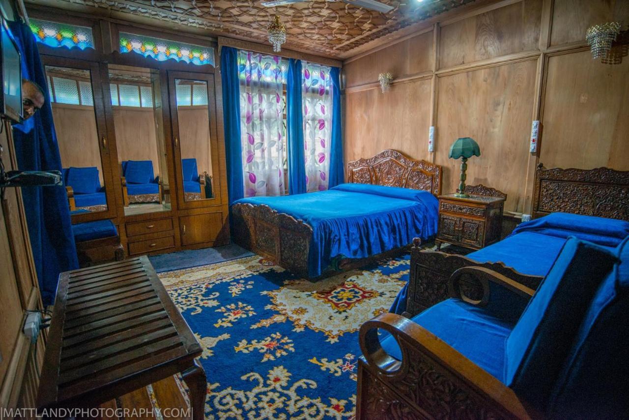 Botel Young Beauty Star Houseboat *