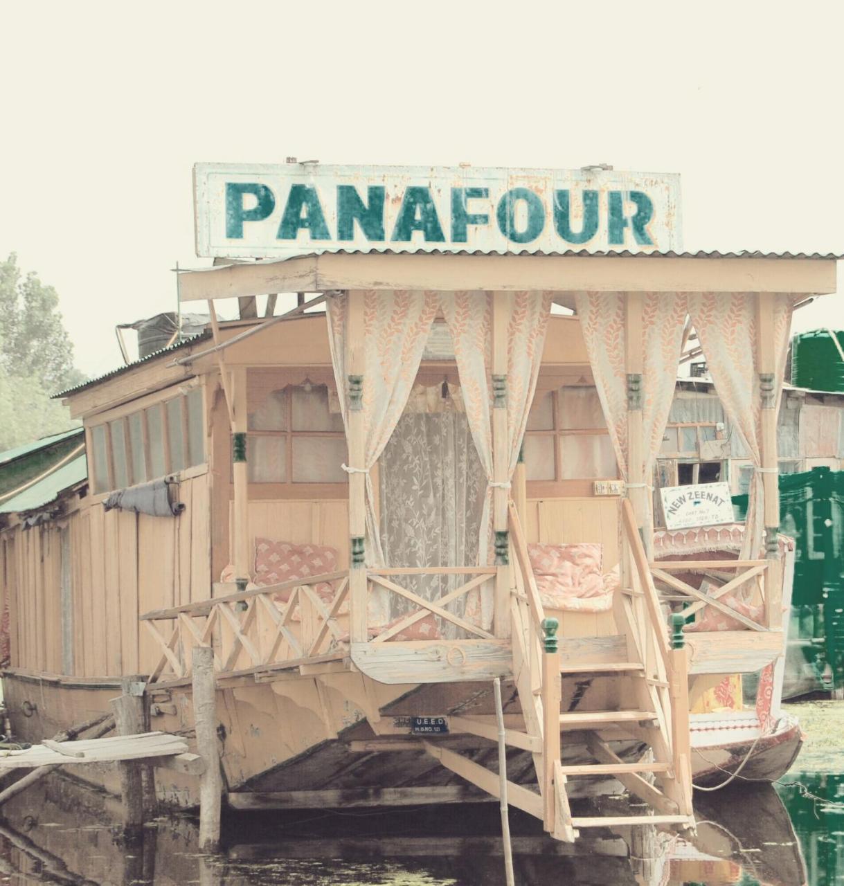 House Boat-pana Four In Kashmir