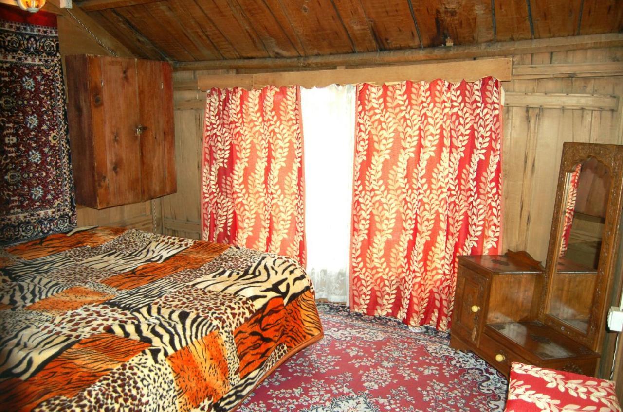 House Boat-pana Four In Kashmir *