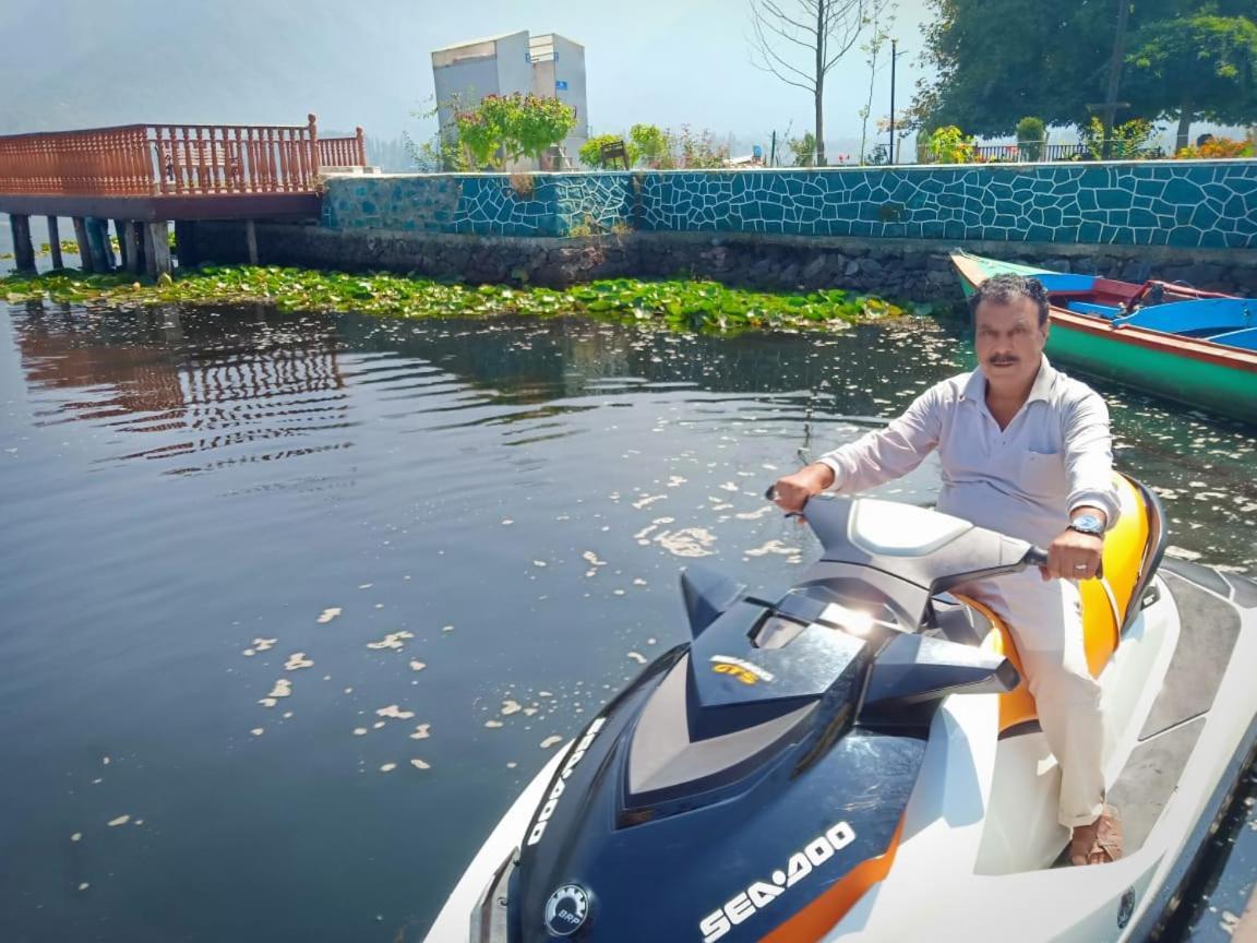 House Boat-pana Four In Kashmir Botel Srinagar (Jammu and Kashmir)