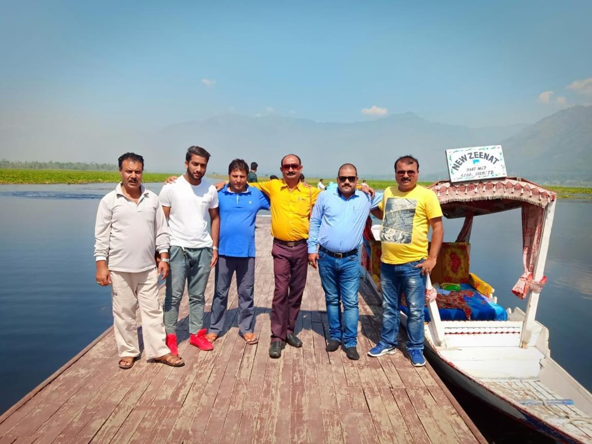 House Boat-pana Four In Kashmir