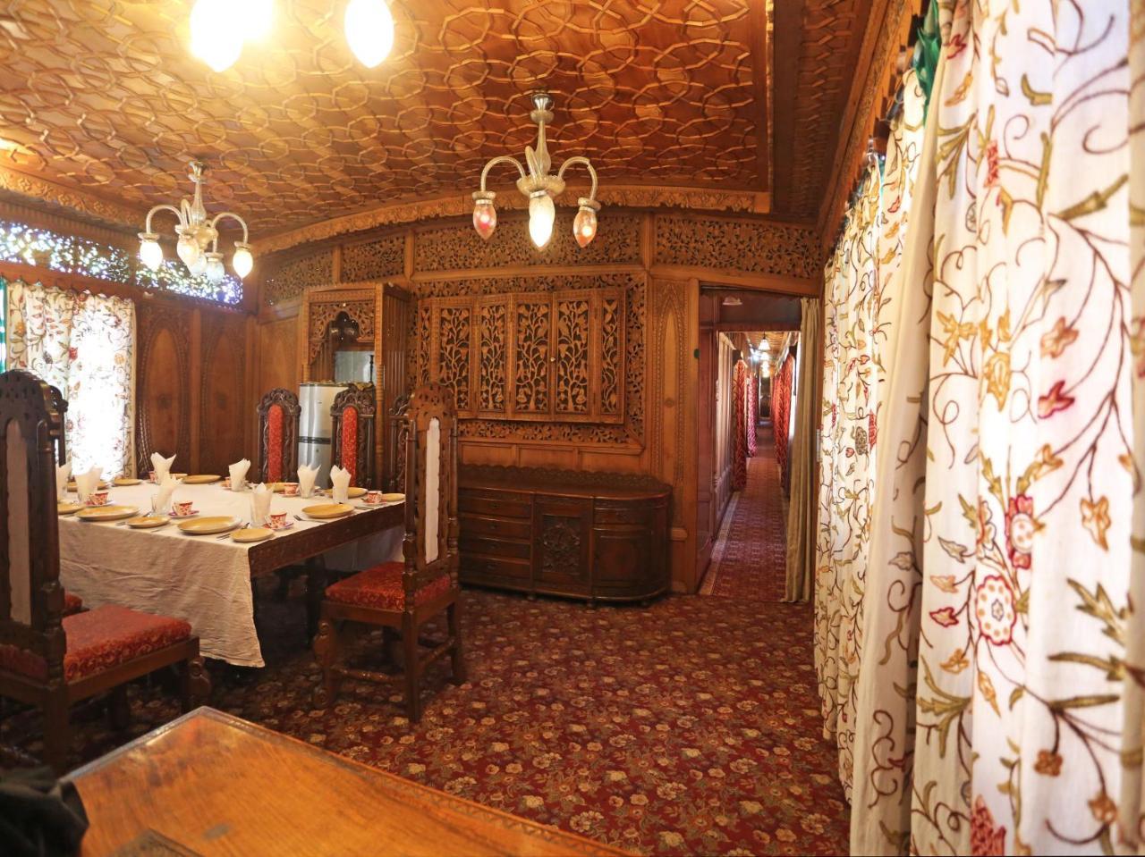 Houseboat Amina Group *