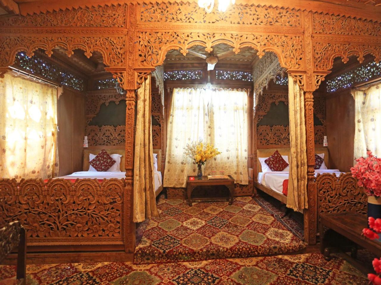 Houseboat Amina Group * Srinagar (Jammu and Kashmir)