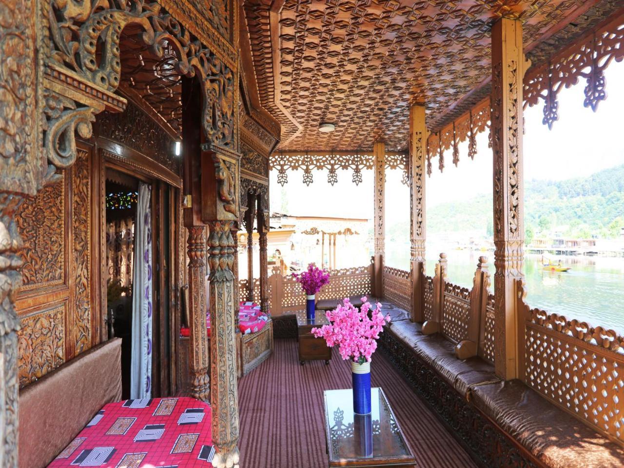 Hotel Houseboat Amina Group