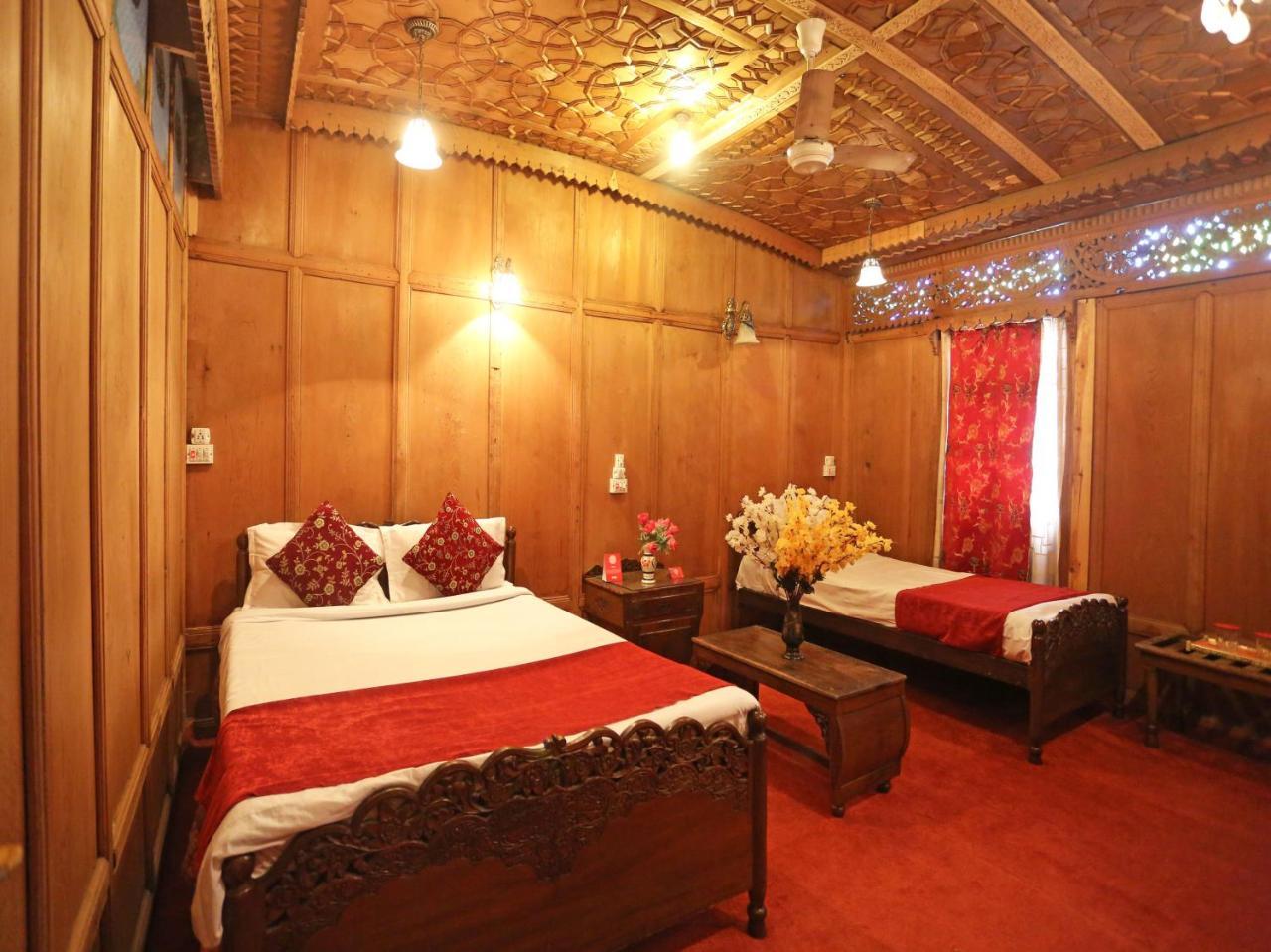 Houseboat Amina Group Hotel Srinagar (Jammu and Kashmir)