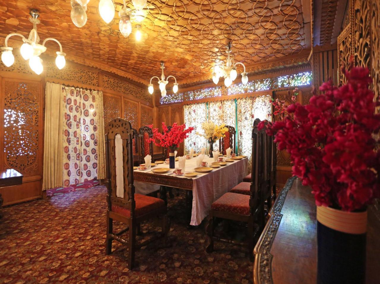 Houseboat Amina Group