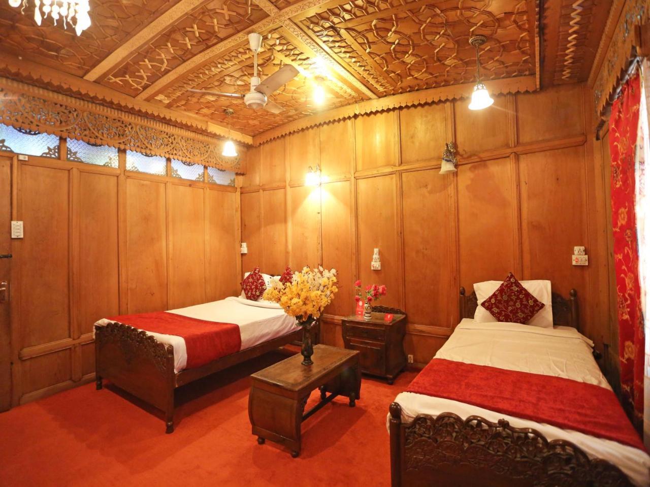 Houseboat Amina Group Hotel Srinagar (Jammu and Kashmir)