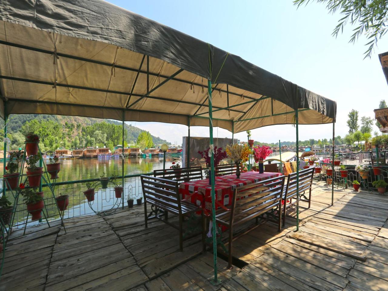 Houseboat Amina Group