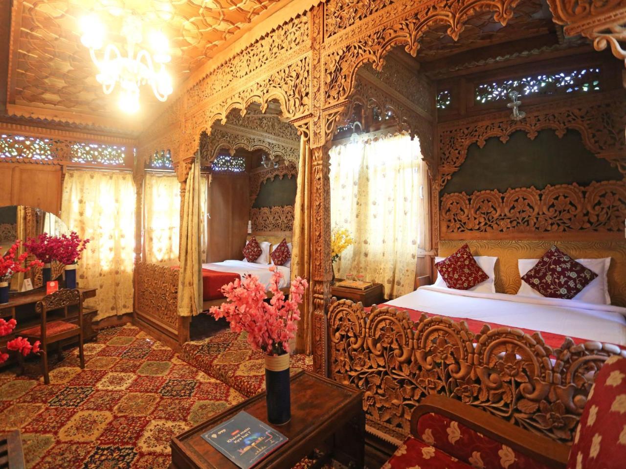 Houseboat Amina Group * Srinagar (Jammu and Kashmir)