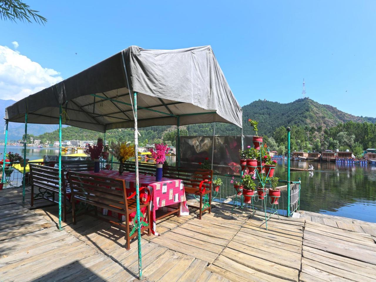 Houseboat Amina Group Hotel *