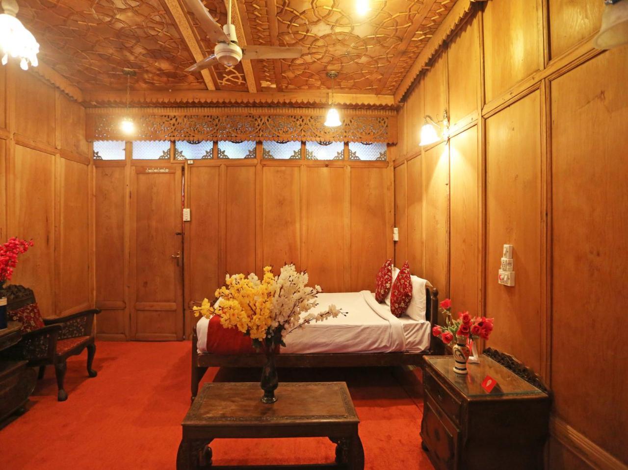 Hotel Houseboat Amina Group