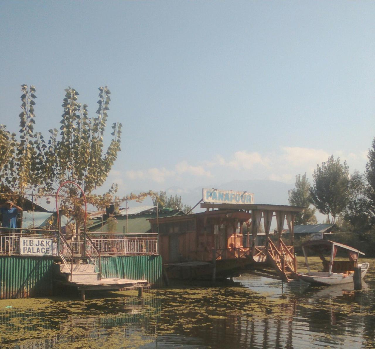 House Boat-pana Four In Kashmir