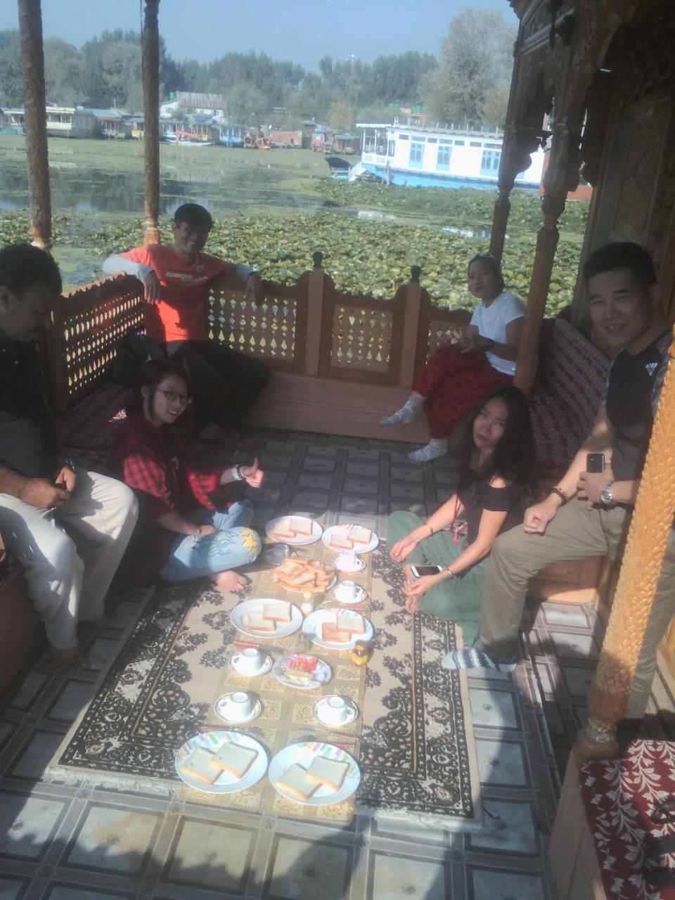 Botel House Boat-pana Four In Kashmir *