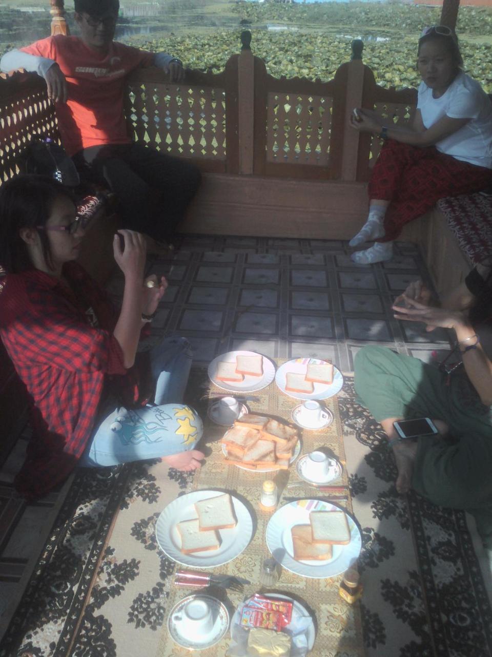 Botel House Boat-pana Four In Kashmir