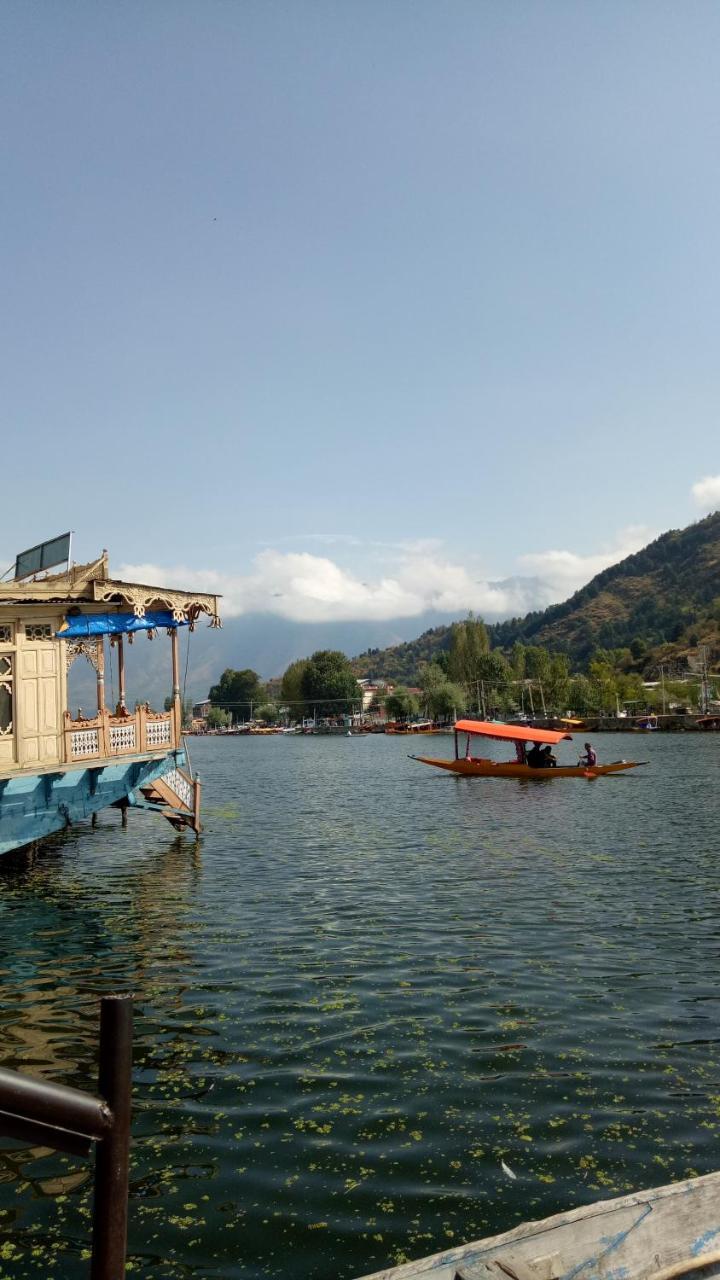 House Boat New Pala Palace Botel Srinagar (Jammu and Kashmir)