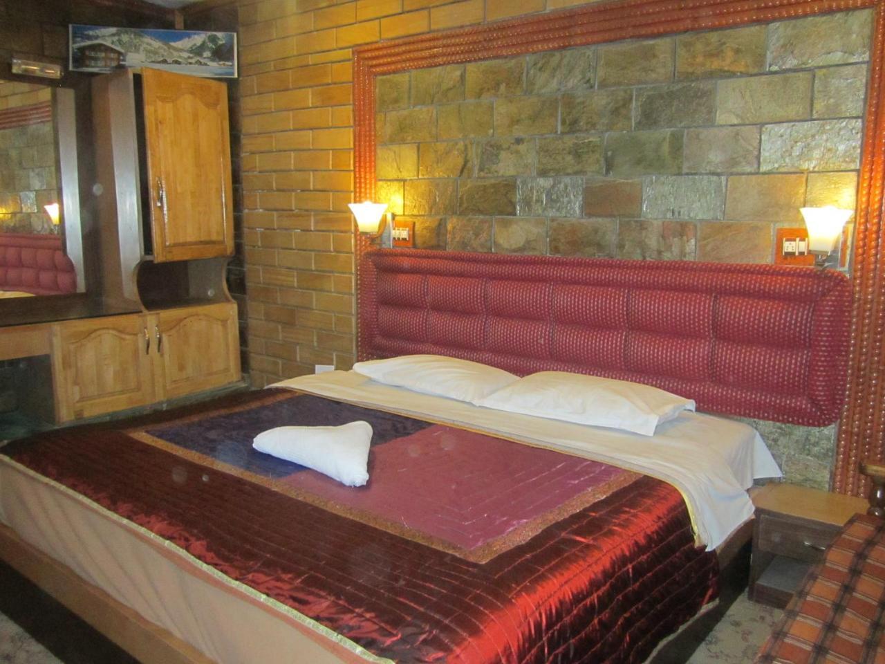 Hotel Akbar At Dal Lake Ghat Number 1 3* Srinagar (Jammu and Kashmir)