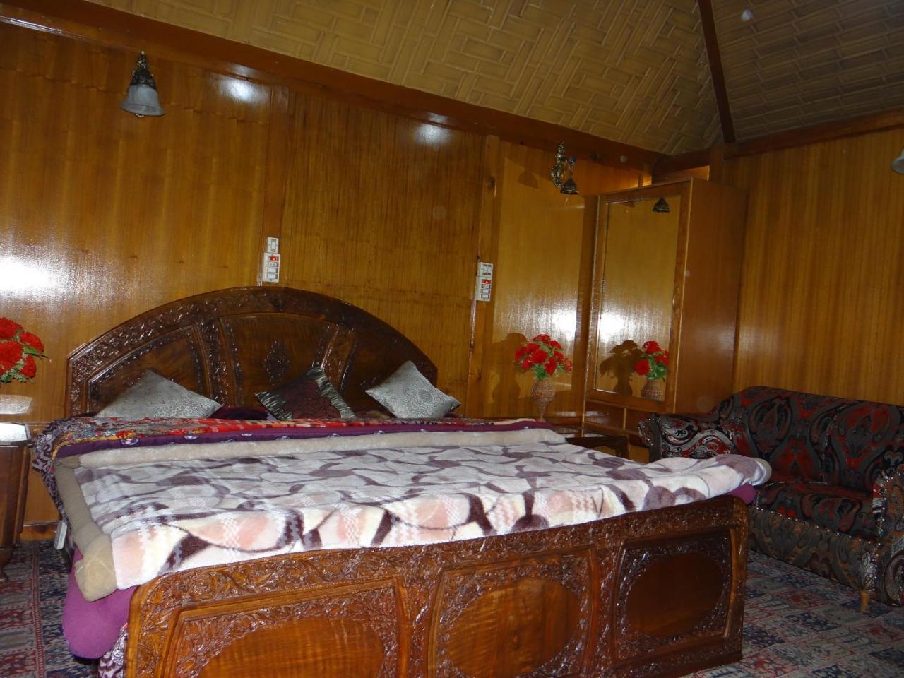Goona Palace Houseboats Botel