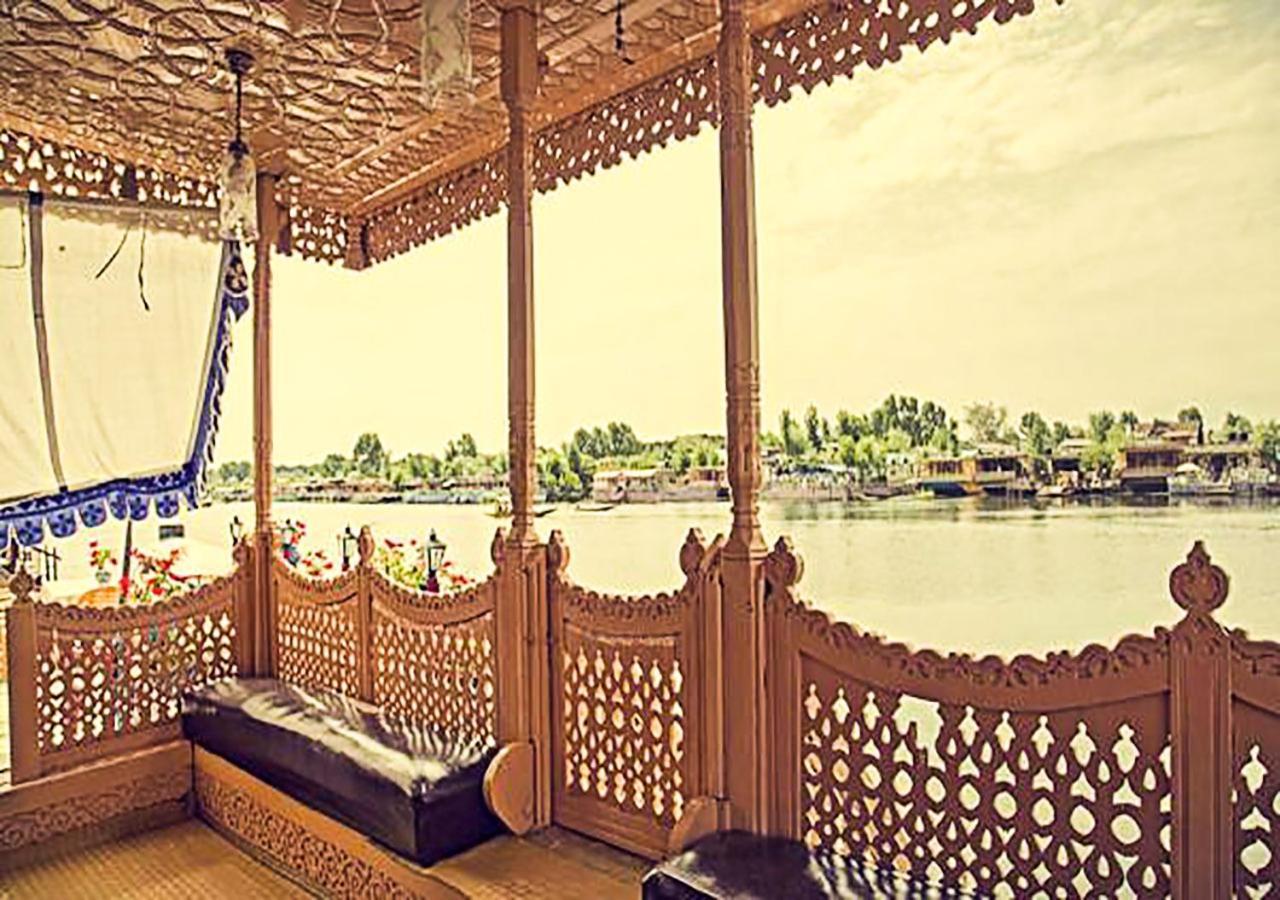 Chicago Group Of Houseboats