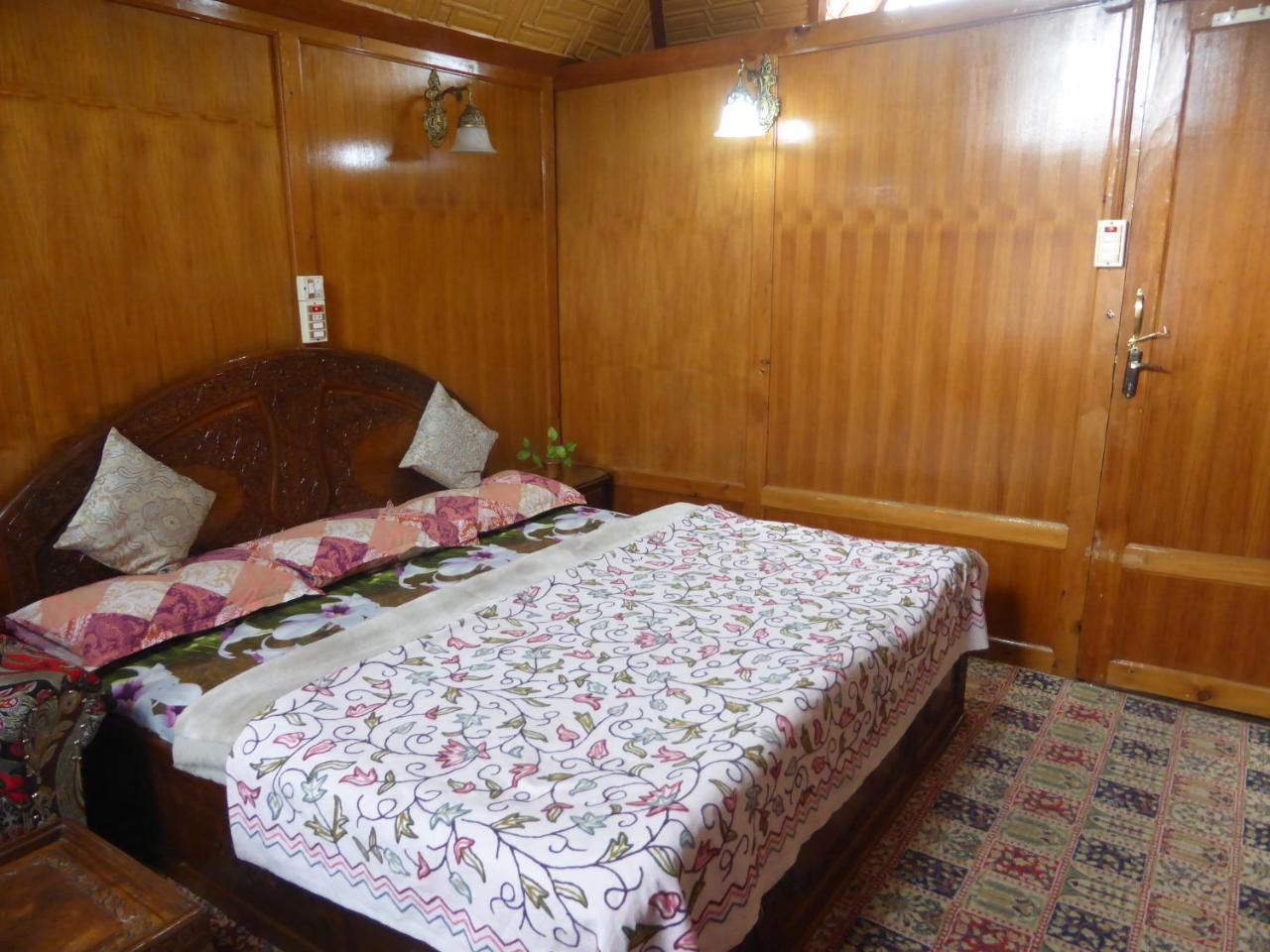 Botel Goona Palace Houseboats 4*