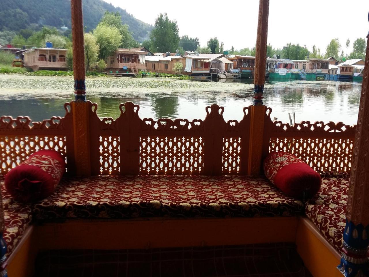 Botel Houseboat Moon Of Kashmir *