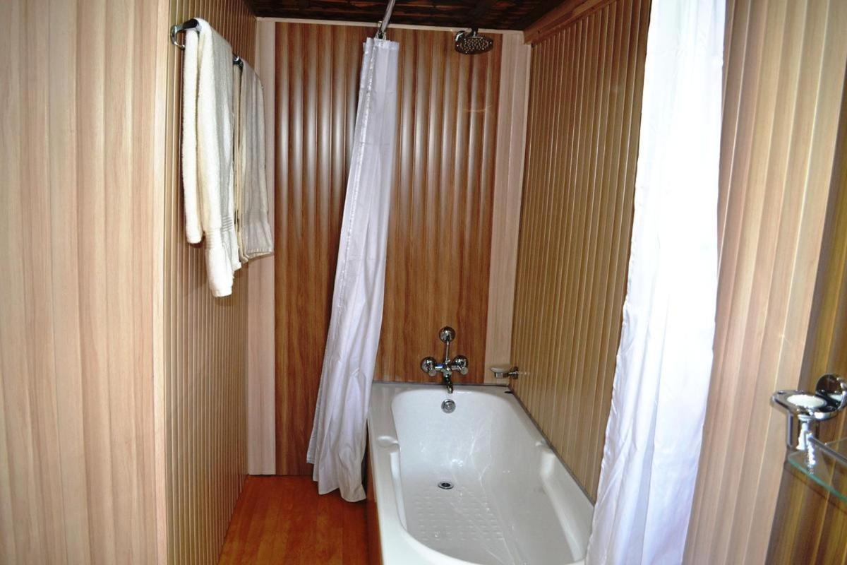 Canada Houseboats Botel 4*