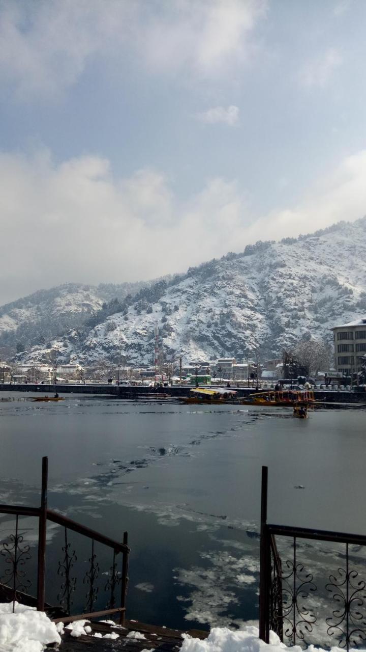 Botel House Boat New Pala Palace Srinagar (Jammu and Kashmir)