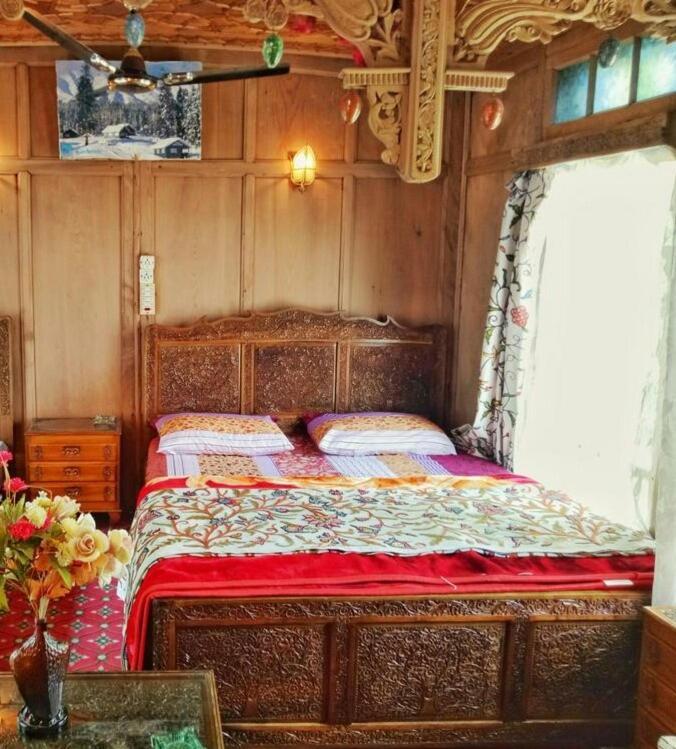 House Boat New Pala Palace Srinagar (Jammu and Kashmir)
