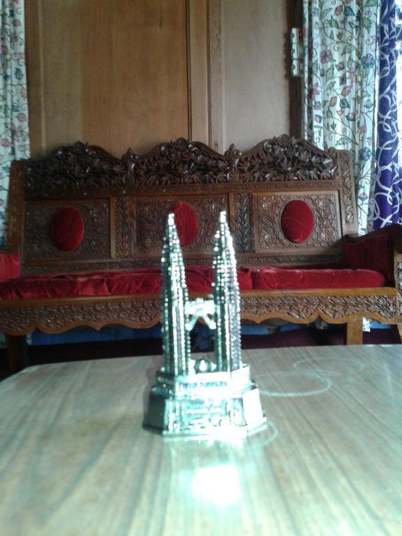 House Boat New Pala Palace Srinagar (Jammu and Kashmir)