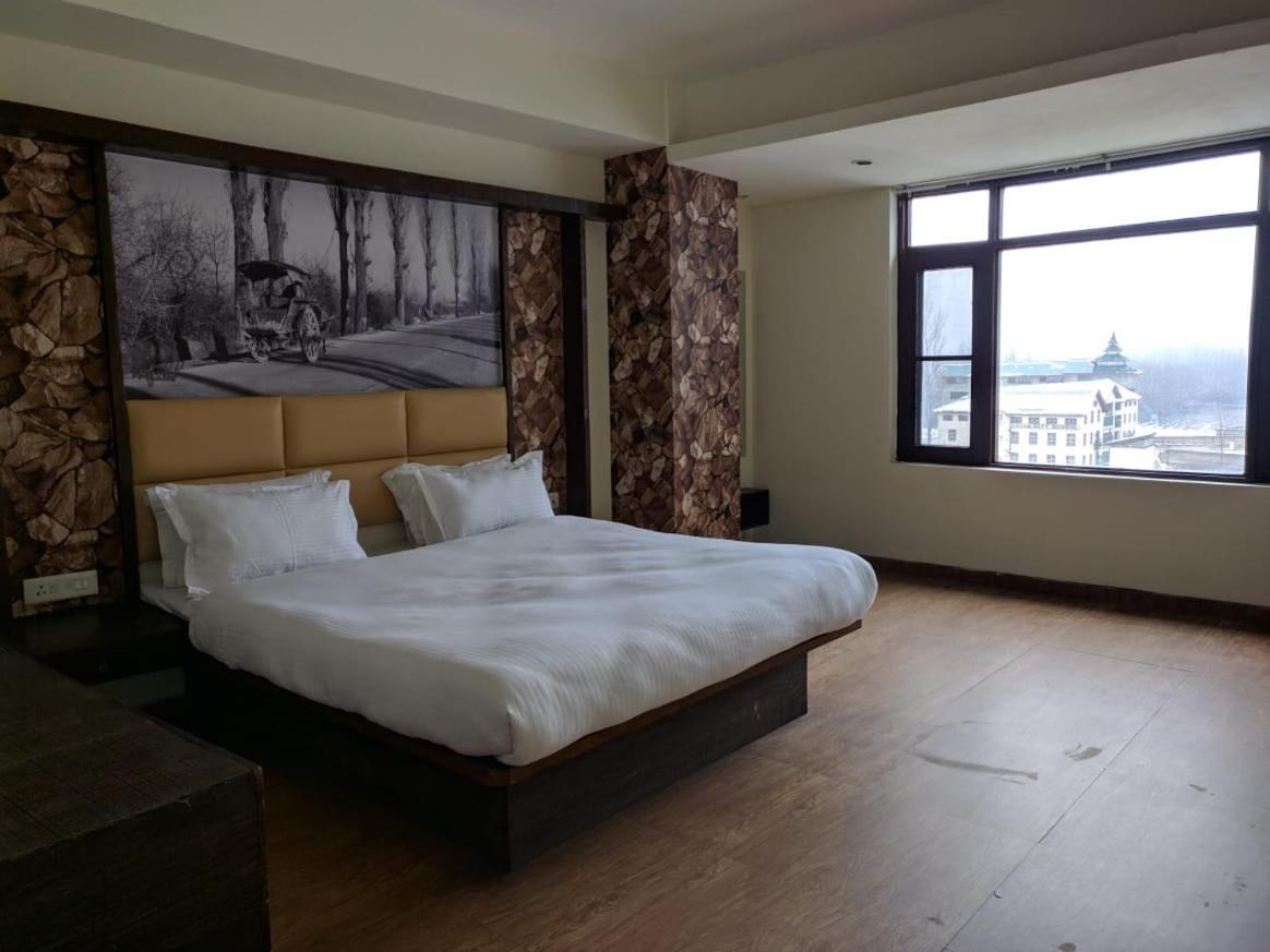 Hotel Six Seasons 4*