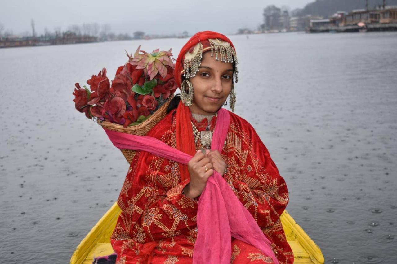 Botel House Boat-pana Four In Kashmir *