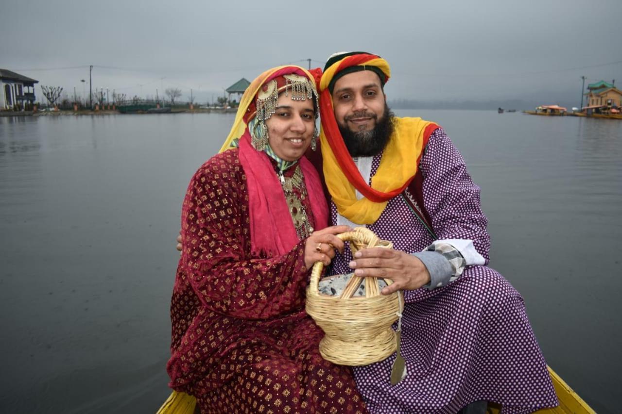 Botel House Boat-pana Four In Kashmir Srinagar (Jammu and Kashmir)
