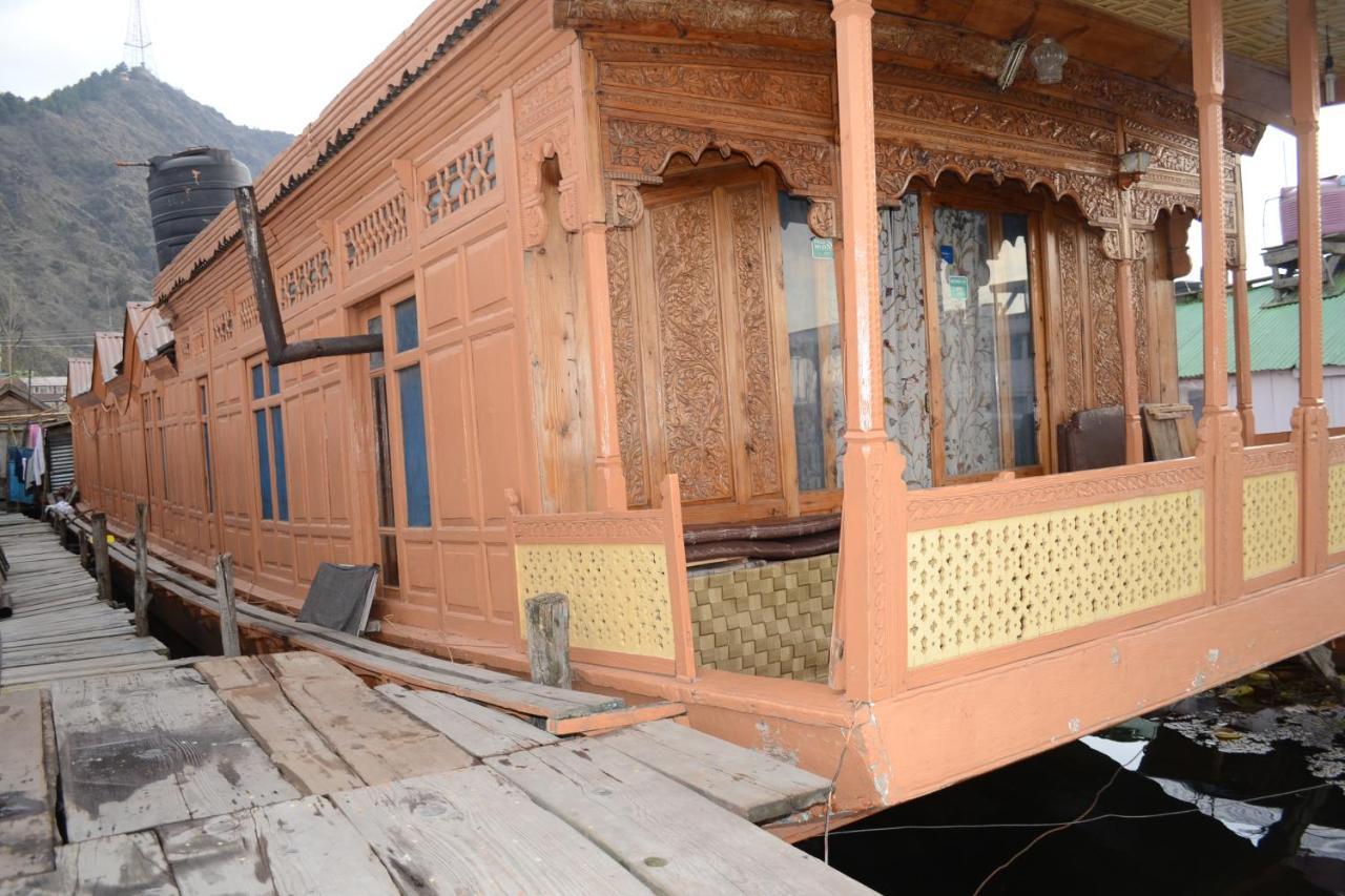Houseboat New Suzan Srinagar (Jammu and Kashmir)