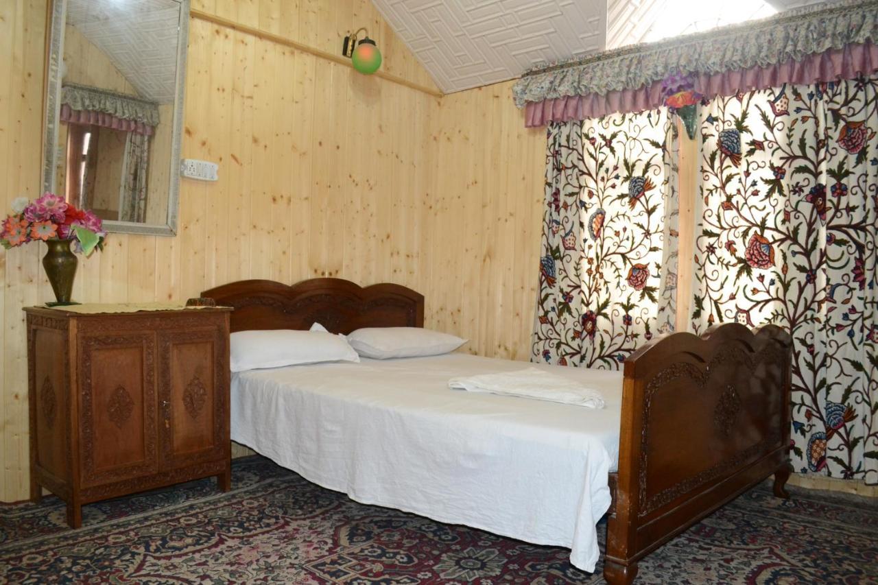 Houseboat New Suzan 4* Srinagar (Jammu and Kashmir)