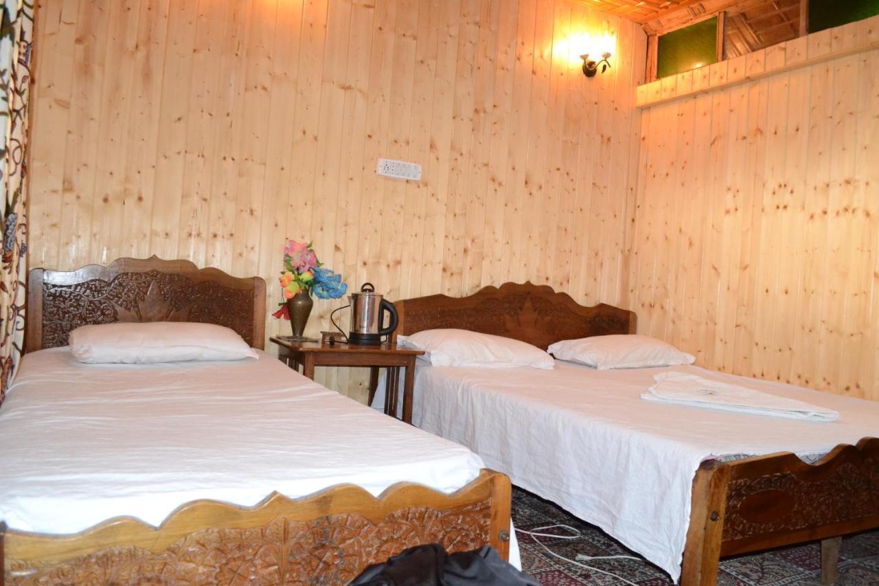 Houseboat New Suzan Botel Srinagar (Jammu and Kashmir)