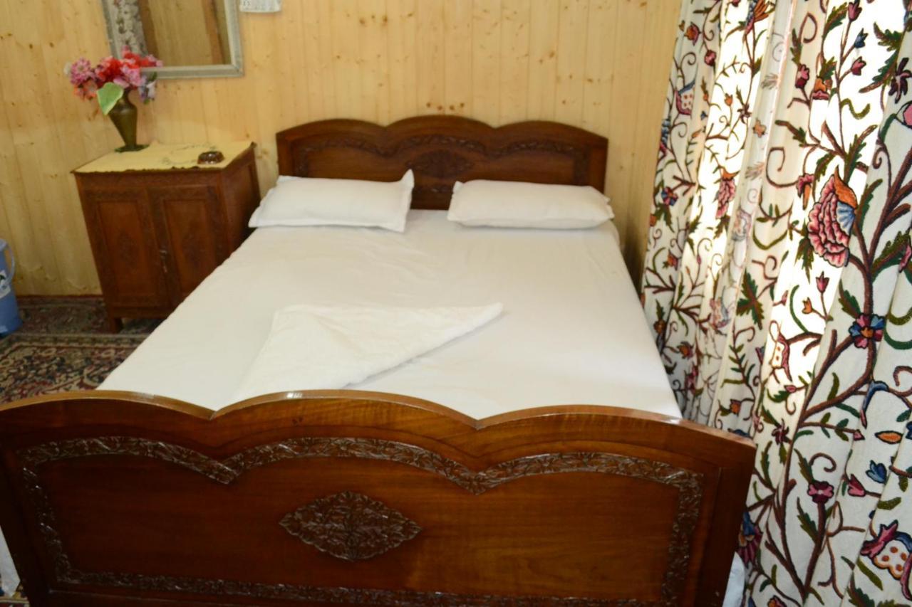 Houseboat New Suzan Srinagar (Jammu and Kashmir)