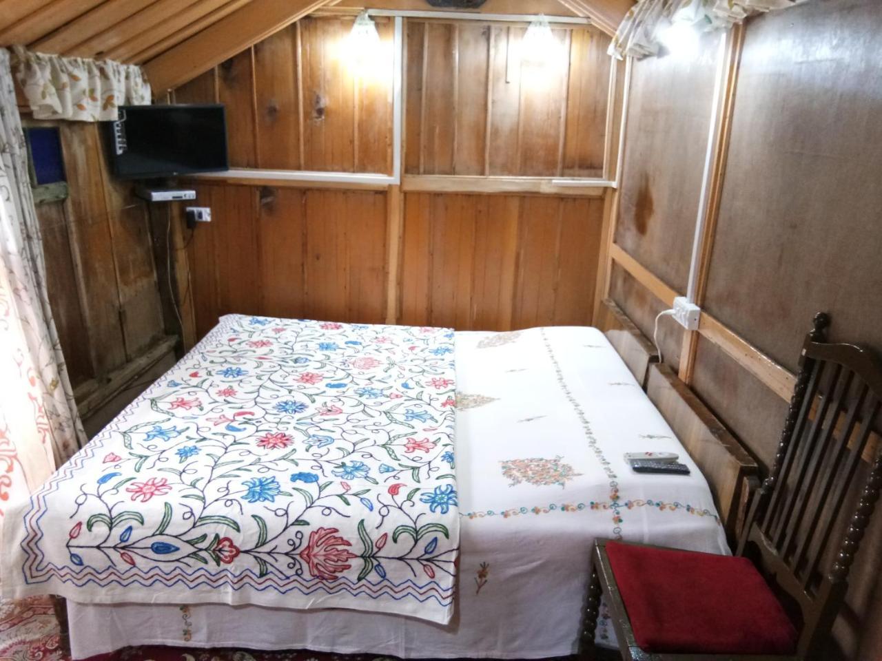 Matchless Houseboats *