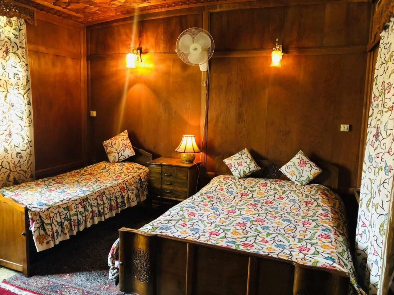 Monarch Group Of Houseboats Botel 3*