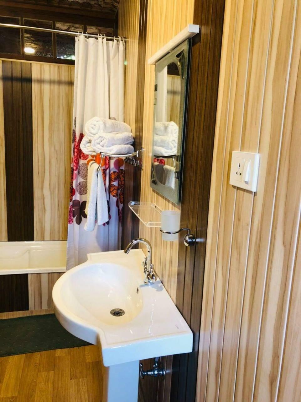 Botel Monarch Group Of Houseboats Srinagar (Jammu and Kashmir)
