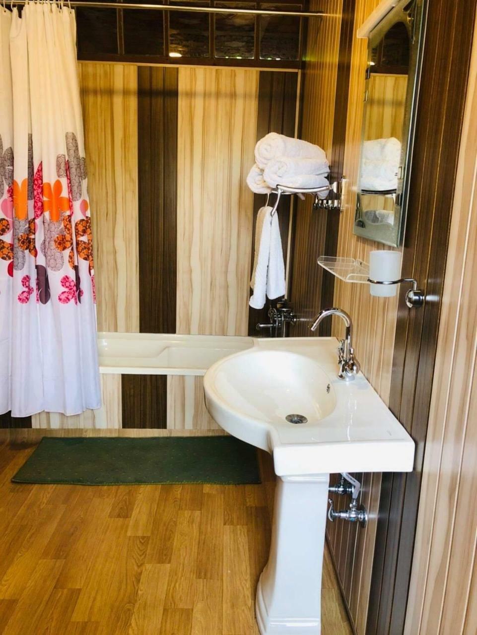 Monarch Group Of Houseboats 3* Srinagar (Jammu and Kashmir)