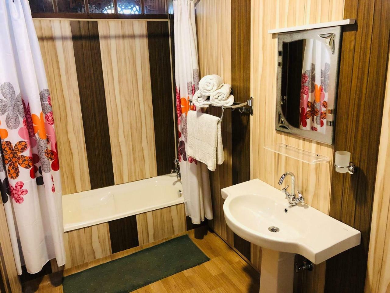 Monarch Group Of Houseboats Botel