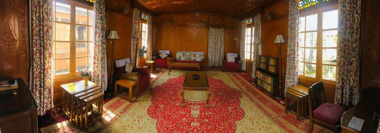 Monarch Group Of Houseboats Botel Srinagar (Jammu and Kashmir)